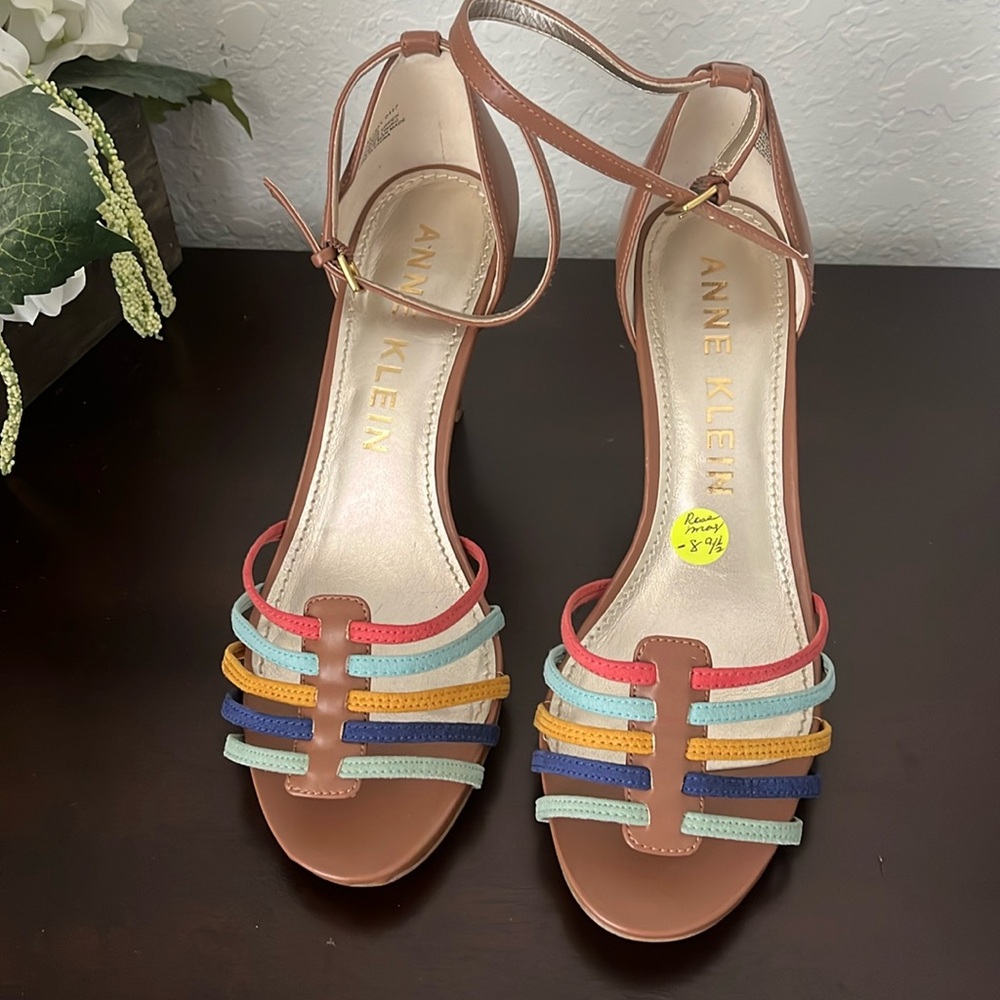 Anne Klein 9 1/2 cute multi color heel
